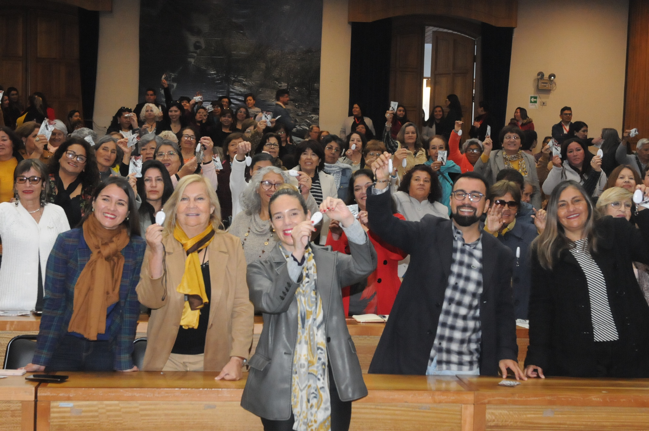 DÍA DE LA MADRE: MUNICIPALIDAD DE LA SERENA CAMBIA FLORES POR ALARMAS DE SEGURIDAD PERSONAL